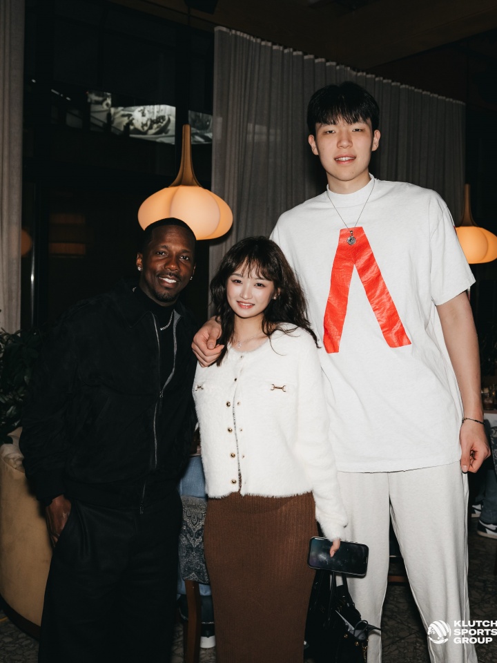 默默陪在身旁！杨瀚森和球鞋团队一起挑鞋时 女友也在一旁陪伴