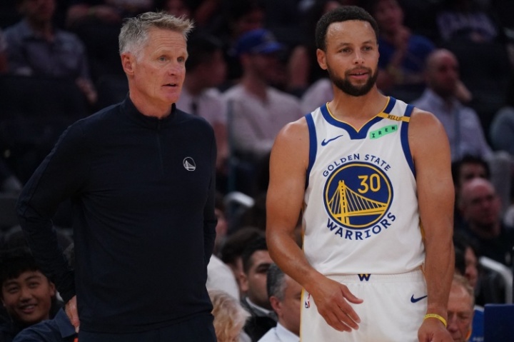 38岁224天！库里开赛季连续两场得分20+ NBA历史最老后卫